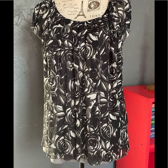 Liz Claiborne Flounce Floral Top - Picture 1 of 13